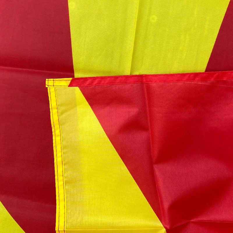 Mazedonien Flagge 90x150 cm – Polyesterfahne mit Metallösen für Balkon & Mast